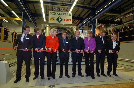 Offizielle Inbetriebnahme von "Astarios", dem modernsten, grössten und leistungsfähigsten Grosslagerprüfstands der Welt bei Schaeffler in Schweinfurt (von links): Sebastian Remelé, Oberbürgermeister der Stadt Schweinfurt, Georg F. W. Schaeffler und Maria-Elisabeth Schaeffler, Gesellschafter der Schaeffler Gruppe, Reinhold Korn, Projektleiter für Konstruktion und Bau des Prüfstands, Dr. Jürgen M. Geissinger, Vorsitzender des Vorstands der Schaeffler AG, Dr. Anja Weisgerber, MdEP, Heiko Ross, Technischer Vorstand der Windreich AG, und Dr. Arbogast Grunau, Geschäftsleitung Produktentwicklung Schaeffler Gruppe Industrie. (Bilder: Schaeffler) Offizielle Inbetriebnahme von "Astarios", dem modernsten, grössten und leistungsfähigsten Grosslagerprüfstands der Welt bei Schaeffler in Schweinfurt (von links): Sebastian Remelé, Oberbürgermeister der Stadt Schweinfurt, Georg F. W. Schaeffler und Maria-Elisabeth Schaeffler, Gesellschafter der Schaeffler Gruppe, Reinhold Korn, Projektleiter für Konstruktion und Bau des Prüfstands, Dr. Jürgen M. Geissinger, Vorsitzender des Vorstands der Schaeffler AG, Dr. Anja Weisgerber, MdEP, Heiko Ross, Technischer Vorstand der Windreich AG, und Dr. Arbogast Grunau, Geschäftsleitung Produktentwicklung Schaeffler Gruppe Industrie. (Bilder: Schaeffler)