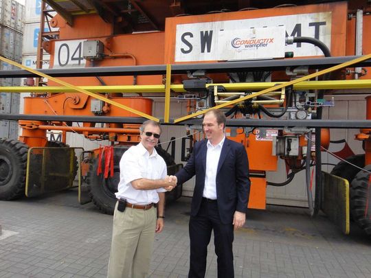 Gustavo Cercos (Contecon, links) und Uwe Manthei (Conductix-Wampfler) freuen sich über die erfolgreiche Inbetriebnahme der E-RTG-Technik in Guayaquil. (Bild: Conductix-Wampfler) Gustavo Cercos (Contecon, links) und Uwe Manthei (Conductix-Wampfler) freuen sich über die erfolgreiche Inbetriebnahme der E-RTG-Technik in Guayaquil. (Bild: Conductix-Wampfler)
