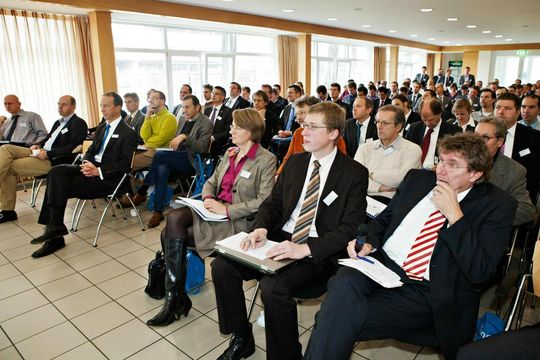 Zahlreiche Kunststoffexperten besuchten die Abschlusspräsentation des Spri-Form-Projektes. (Bild: Krauss-Maffei)