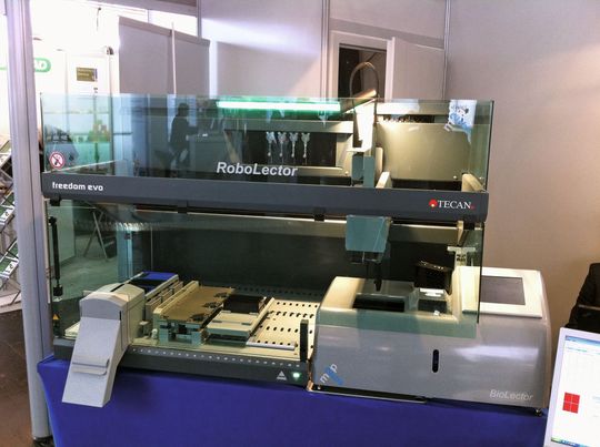 Mit der Integration des BioLectors in den Pipettierroboter „Tecan Freedom Evo“ automatisiert m2p-labs das Upstream-Bioprocessing (Fermentation). (Bild: m2p-labs) Mit der Integration des BioLectors in den Pipettierroboter „Tecan Freedom Evo“ automatisiert m2p-labs das Upstream-Bioprocessing (Fermentation). (Bild: m2p-labs)