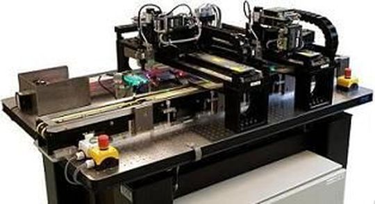 Der neue Sciflexarrayer S100 erfüllt die Anforderungen an die High-throughput-Produktion der meisten Bioarray-Formate. (Bild: Scienion) Der neue Sciflexarrayer S100 erfüllt die Anforderungen an die High-throughput-Produktion der meisten Bioarray-Formate. (Bild: Scienion)
