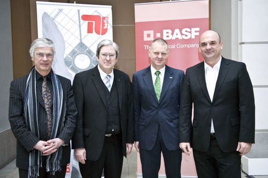 Dr. Knut Nevermann, Prof. Dr.-Ing. Jörg Steinbach, Dr. Friedrich Seitz, Prof. Dr. Matthias Drieß (von links nach rechts). (Bild: TU Berlin/Pressestelle/Ruta) Dr. Knut Nevermann, Prof. Dr.-Ing. Jörg Steinbach, Dr. Friedrich Seitz, Prof. Dr. Matthias Drieß (von links nach rechts). (Bild: TU Berlin/Pressestelle/Ruta)