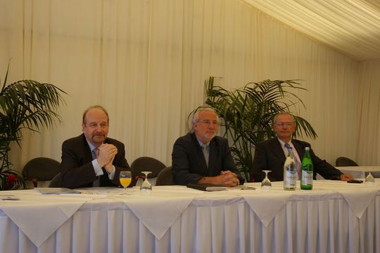 Le comité directeur au grand complet lors de la conférence de presse à l'EPHJ/EPMT de 2011. Avec de gauche à droite Olivier Saenger; André Colard, président et à droite Edouard Debetaz. (Image: MSM / JR Gonthier) Le comité directeur au grand complet lors de la conférence de presse à l'EPHJ/EPMT de 2011. Avec de gauche à droite Olivier Saenger; André Colard, président et à droite Edouard Debetaz. (Image: MSM / JR Gonthier)