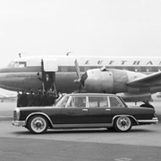 Berühmtes Vorbild: Der erste Mercedes Pullmann (W100) wurde von 1964 bis 1981 gebaut. Als Antrieb der 6,24 Meter langen Repräsentationslimousine diente ein V8-Motor mit 184 kW/250 PS, der den Schwaben auf bis zu 200 km/h beschleunigte. Berühmtes Vorbild: Der erste Mercedes Pullmann (W100) wurde von 1964 bis 1981 gebaut. Als Antrieb der 6,24 Meter langen Repräsentationslimousine diente ein V8-Motor mit 184 kW/250 PS, der den Schwaben auf bis zu 200 km/h beschleunigte.