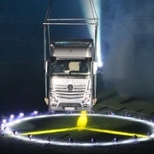 Bei Rosier „flog“ der neue Actros ins Paderborner Stadion. Bei Rosier „flog“ der neue Actros ins Paderborner Stadion.