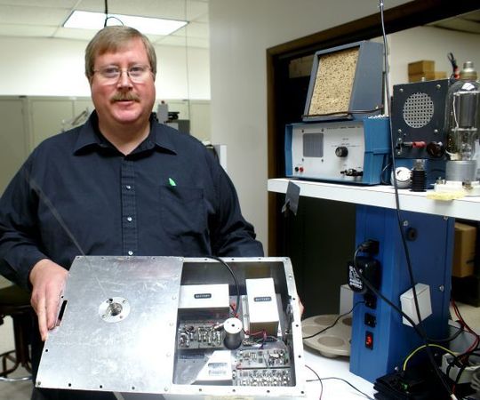 ARRL-Testlabor-Ingenieur Bob Allison mit dem restaurierten Amateurfunksatelliten OSCAR 1 (Bild: S. Khrystyne Keane, K1SFA) ARRL-Testlabor-Ingenieur Bob Allison mit dem restaurierten Amateurfunksatelliten OSCAR 1 (Bild: S. Khrystyne Keane, K1SFA)