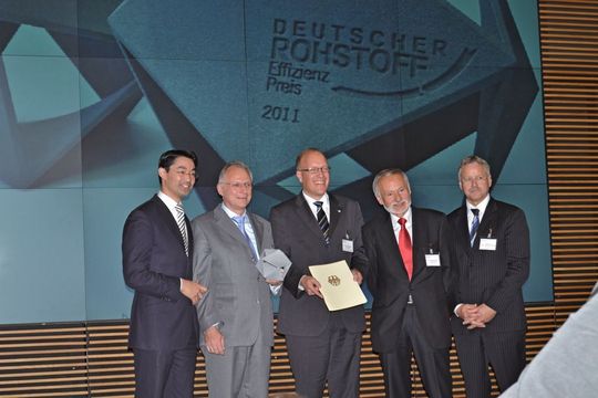 Bundeswirtschaftsminister Dr. Philipp Rösler gratuliert in Berlin den Gewinnern des deutschen Rohstoffeffizienzpreises 2011. (Bild: Bechem) Bundeswirtschaftsminister Dr. Philipp Rösler gratuliert in Berlin den Gewinnern des deutschen Rohstoffeffizienzpreises 2011. (Bild: Bechem)