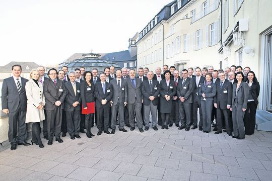 Die Spitzen aus Politik und Verwaltung, aus Wirtschaft und Wissenschaft diskutierten auch in diesem Jahr auf dem Bonner Petersberg Fragen nach der Zukunft von eGovernment Die Spitzen aus Politik und Verwaltung, aus Wirtschaft und Wissenschaft diskutierten auch in diesem Jahr auf dem Bonner Petersberg Fragen nach der Zukunft von eGovernment