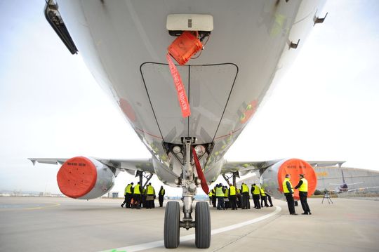 Bei dem E-Taxi Demonstrator wurden E-Motoren ins Hauptfahrwerk des A320 eingebaut, die Turbinen blieben abgedeckt und ausgeschaltet (Foto: Lufhansa Technik) Bei dem E-Taxi Demonstrator wurden E-Motoren ins Hauptfahrwerk des A320 eingebaut, die Turbinen blieben abgedeckt und ausgeschaltet (Foto: Lufhansa Technik)