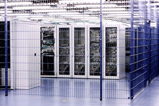 Rechner im Käfig: Durch Video-Überwachung und Absperrung beispielsweise werden die Systeme bei Spacenet vor unberechtigten Zugriffen geschützt. Rechner im Käfig: Durch Video-Überwachung und Absperrung beispielsweise werden die Systeme bei Spacenet vor unberechtigten Zugriffen geschützt.