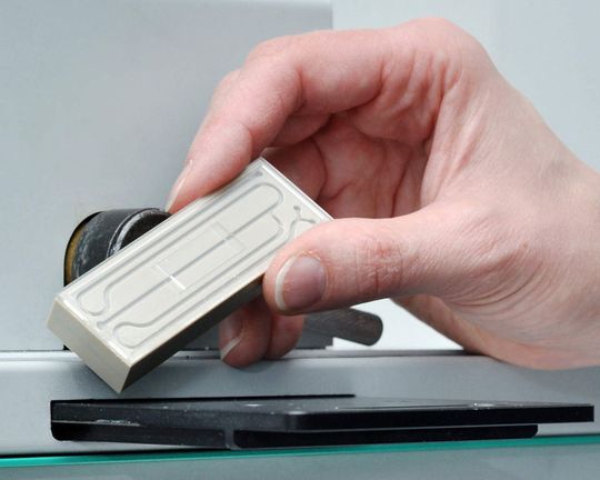Der Biochip wird in einem mobilen Gerät vollautomatisch ausgewertet. Mediziner erfahren sofort, ob der Patient eine Blutvergiftung hat. (Bild: Fraunhofer IPM) Der Biochip wird in einem mobilen Gerät vollautomatisch ausgewertet. Mediziner erfahren sofort, ob der Patient eine Blutvergiftung hat. (Bild: Fraunhofer IPM)