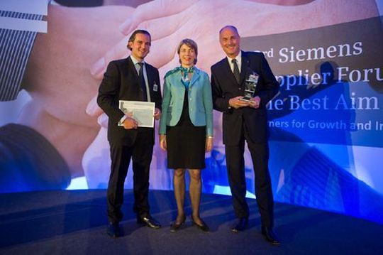 Goran Cirkovic, Senior Director PUC Group Connectors & Cable Assemblies bei Siemens, und Barbara Kux, Mitglied des Vorstands der Siemens AG, Leitung Supply Chain Management und Chief Sustainability Officer, übergeben Volpert Briel, Vertriebsvorstand von Weidmüller, die Auszeichnung „Best Overall Supplier“. (Bild: Weidmüller)