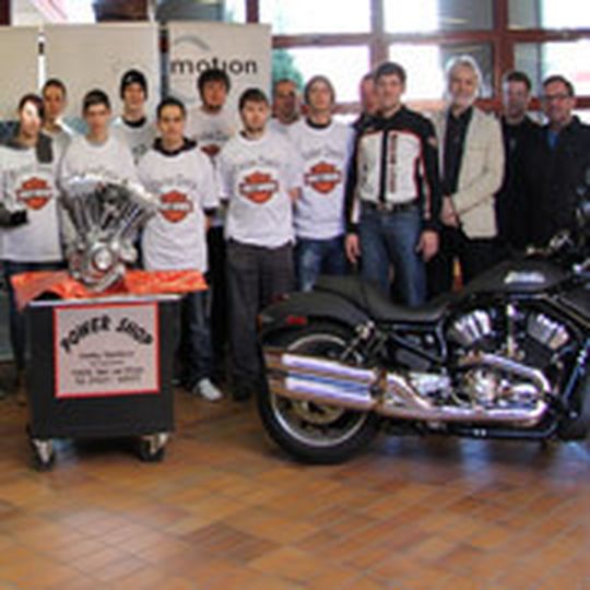 Die Lehrlinge und Ausbilder der Gewerbe Akademie Freiburg freuen sich über die Spende von zwei Harley-Davidson-Maschinen. Die Lehrlinge und Ausbilder der Gewerbe Akademie Freiburg freuen sich über die Spende von zwei Harley-Davidson-Maschinen.