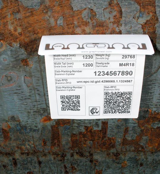 S+P Samson ermöglicht mit seinen hitzebeständigen Etiketten die automatische Kennzeichnung von Brammen in der Stahlproduktion bis 850 °C. (Bild: S+P Samson) S+P Samson ermöglicht mit seinen hitzebeständigen Etiketten die automatische Kennzeichnung von Brammen in der Stahlproduktion bis 850 °C. (Bild: S+P Samson)