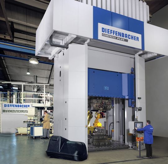 Auf dieser Presse werden im kanadischen Fraunhofer-Projektzentrum Werkstoff-, Werkzeug- und Bauteilenetwicklung vorangetrieben. (Bild: Dieffenbacher)