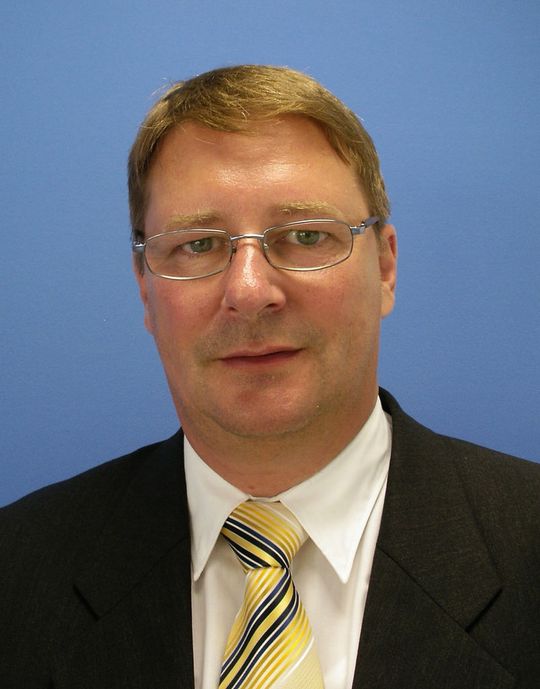 Prof. Dr.-Ing. Frank Barthelmä, Geschäftsführer der GFE - Gesellschaft für Fertigungs-technik und Entwicklung Schmalkalden e.V.: „Die schwierige Bearbeitbarkeit von CFK ist zwar ein Problem, aber es spricht nicht gegen den Einsatz.“ (Bild: GFE) Prof. Dr.-Ing. Frank Barthelmä, Geschäftsführer der GFE - Gesellschaft für Fertigungs-technik und Entwicklung Schmalkalden e.V.: „Die schwierige Bearbeitbarkeit von CFK ist zwar ein Problem, aber es spricht nicht gegen den Einsatz.“ (Bild: GFE)
