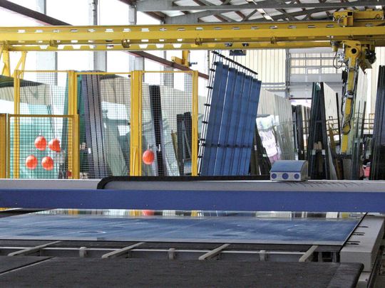 Speed'cut (im Vordergrund) modernisiert den Glaszuschnitt in Kreuzlingen. (Bild: Bystronic Glass) Speed'cut (im Vordergrund) modernisiert den Glaszuschnitt in Kreuzlingen. (Bild: Bystronic Glass)