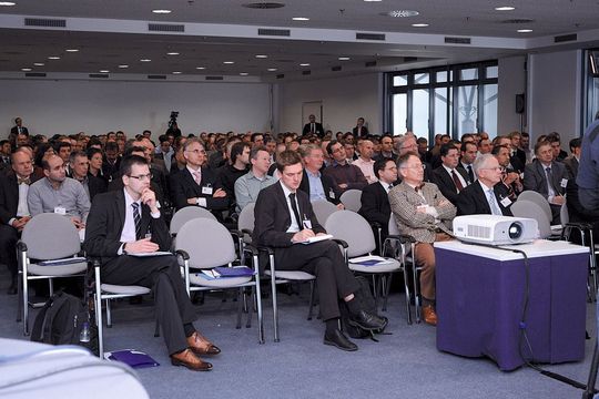 Dass im Aufbau industrieller Prozessketten für CFK-Bauteile Nachholbedarf besteht, zeigte der hohe Teilnehmerzuspruch der Fachtagung Carbon Composites 2011 in Augsburg. (Bild: Stefan)