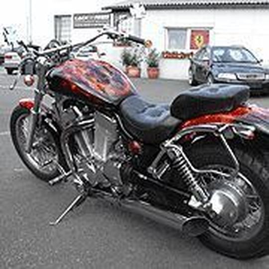Designed by Marc Rokowsky - er ist einer der gefragtesten Airbrusher in der Motorrad- und Autoszene. Designed by Marc Rokowsky - er ist einer der gefragtesten Airbrusher in der Motorrad- und Autoszene.