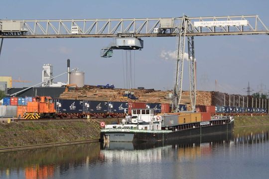 KV-Terminal mit Schiff und Containerzug im Bayernhafen Aschaffenburg. (Bild: TCA) KV-Terminal mit Schiff und Containerzug im Bayernhafen Aschaffenburg. (Bild: TCA)