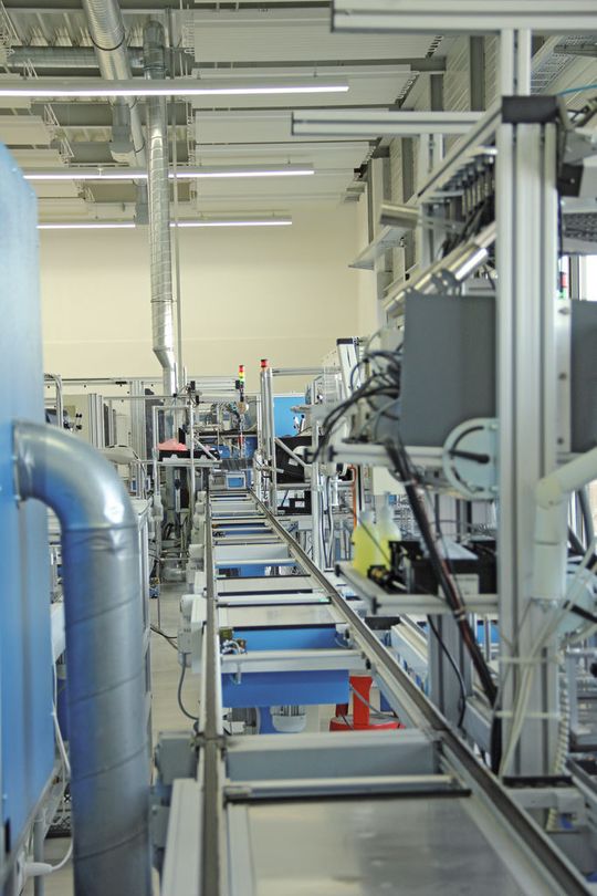 Über ein Manufacturing Execution System stehen die Fertigungsdaten im Unternehmen dem Management in Echtzeit zur Verfügung. (Bild: Schäfer) Über ein Manufacturing Execution System stehen die Fertigungsdaten im Unternehmen dem Management in Echtzeit zur Verfügung. (Bild: Schäfer)