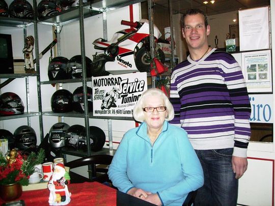 Der Bekanntheitsgrad von Motorrad Löhlein ist Dank RTL enorm gestiegen. Kristina Löhlein und ihr Sohn Veit. Der Bekanntheitsgrad von Motorrad Löhlein ist Dank RTL enorm gestiegen. Kristina Löhlein und ihr Sohn Veit.