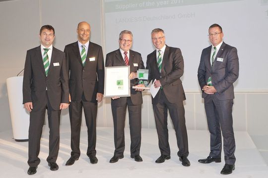 Für Lanxess nahm Egbert von Platen (Mitte), in der Business Unit Semi-Crystalline Products Leiter Marketing & Vertrieb unter anderem für Europa, den von Mann+Hummel verliehenen “Global Supplier Award 2011” in Stuttgart entgegen. (Foto: Lanxess AG) Für Lanxess nahm Egbert von Platen (Mitte), in der Business Unit Semi-Crystalline Products Leiter Marketing & Vertrieb unter anderem für Europa, den von Mann+Hummel verliehenen “Global Supplier Award 2011” in Stuttgart entgegen. (Foto: Lanxess AG)