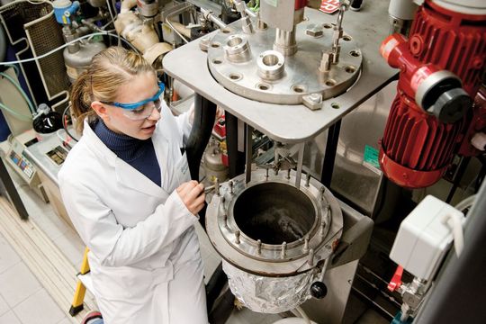 Forscher des Evonik-Geschäftsbereichs Inorganic Materials haben ein neues Tor zu TS-1 aufgestoßen. (Bild: Evonik) Forscher des Evonik-Geschäftsbereichs Inorganic Materials haben ein neues Tor zu TS-1 aufgestoßen. (Bild: Evonik)