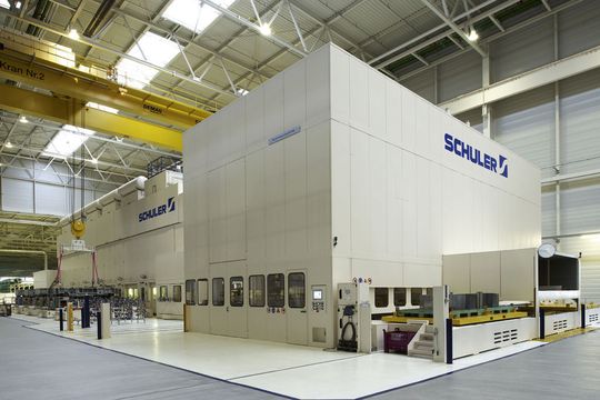 Eine solche Servopressenlinie von Schuler läuft seit 2009 bei BMW in Leipzig. Jetzt hat der Göppinger Hersteller weitere Aufträge für Anlagen dieser Art erhalten. (Bild: BMW) Eine solche Servopressenlinie von Schuler läuft seit 2009 bei BMW in Leipzig. Jetzt hat der Göppinger Hersteller weitere Aufträge für Anlagen dieser Art erhalten. (Bild: BMW)