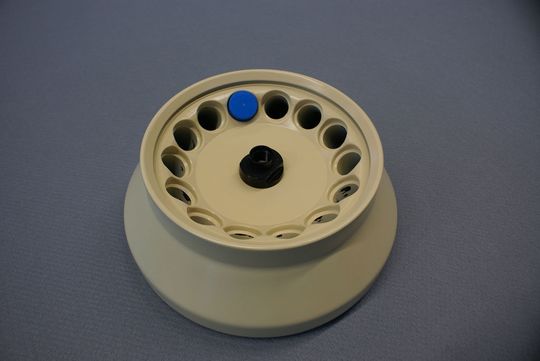 Das Fraunhofer-Institut IFF hat mit einem Industriepartner eine neuartige Herstellungsmethode von leistungsfähigeren CFK-Leichtbaurotoren entwickelt. Sie kombiniert Faserverbundtechnologien mit Schichtaufbau-Verfahren (Additive Manufacturing). (Bild: Fraunhofer IFF) Das Fraunhofer-Institut IFF hat mit einem Industriepartner eine neuartige Herstellungsmethode von leistungsfähigeren CFK-Leichtbaurotoren entwickelt. Sie kombiniert Faserverbundtechnologien mit Schichtaufbau-Verfahren (Additive Manufacturing). (Bild: Fraunhofer IFF)