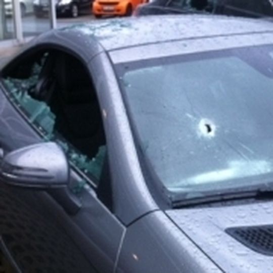 Ein Amokläufer beschädigte in zwei Autohäusern über 20 Fahrzeuge. Ein Amokläufer beschädigte in zwei Autohäusern über 20 Fahrzeuge.