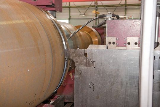 Bild 1: Bei Turbinenwellen mit einem Schmiederohlingsgewicht von 100 t wird mehr als die Hälfte des Materials zerspant. (Bild: Ceratizit) Bild 1: Bei Turbinenwellen mit einem Schmiederohlingsgewicht von 100 t wird mehr als die Hälfte des Materials zerspant. (Bild: Ceratizit)