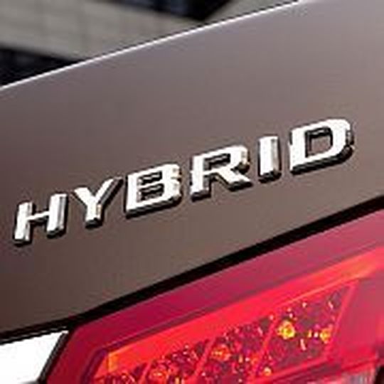 Mercedes bringt gleich zwei Hybridmodelle in der E-Klasse. Mercedes bringt gleich zwei Hybridmodelle in der E-Klasse.