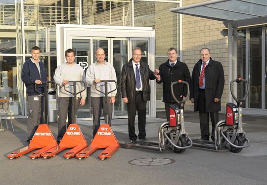 Übergabe der gespendeten Fahrzeuge an die Schweizer Paraplegiker Stiftung. (v.l) Joel Renggli, Erich Meier, Bernhard Bättig (Mitarbeitende Zentrallager). Urs Ritter (Geschäftsführer Linde Lansing Fördertechnik AG), Michael Gresch (Leiter Einkauf SPZ), Stefano Ghilardi (Leiter Vertrieb Linde Lansing Fördertechnik AG). (Bild: Linde Lansing) Übergabe der gespendeten Fahrzeuge an die Schweizer Paraplegiker Stiftung. (v.l) Joel Renggli, Erich Meier, Bernhard Bättig (Mitarbeitende Zentrallager). Urs Ritter (Geschäftsführer Linde Lansing Fördertechnik AG), Michael Gresch (Leiter Einkauf SPZ), Stefano Ghilardi (Leiter Vertrieb Linde Lansing Fördertechnik AG). (Bild: Linde Lansing)