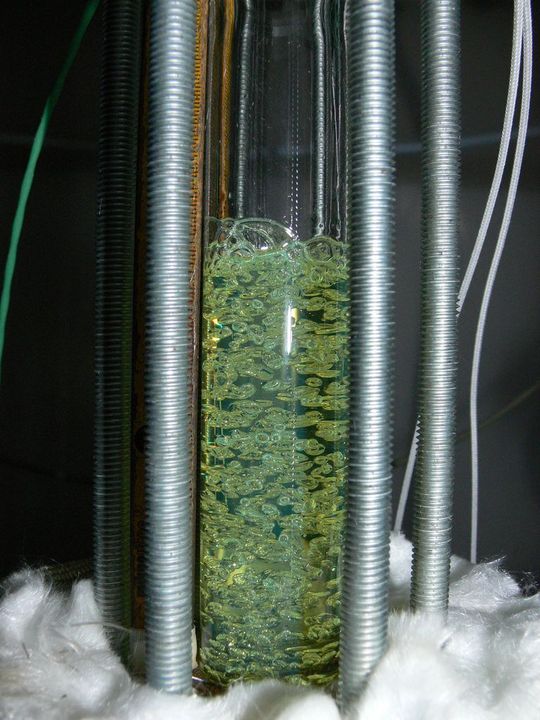 Ionische Fluide kontrollieren die stark exotherme Reaktion der SNG-Synthese. (Karlsruher Institut für Technologie) Ionische Fluide kontrollieren die stark exotherme Reaktion der SNG-Synthese. (Karlsruher Institut für Technologie)