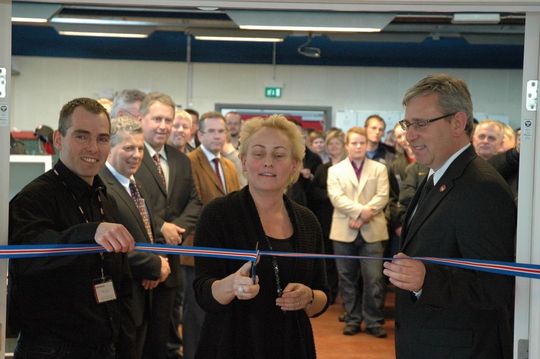 V.l.n.r.: Hjörtur P. Jónsson (Geschäftsführer des HFO), Ingileif Oddsdóttir (Direktorin des FNV) und Alain Reynvoet (Haas Automation Europe). (Bild: Haas Automation) V.l.n.r.: Hjörtur P. Jónsson (Geschäftsführer des HFO), Ingileif Oddsdóttir (Direktorin des FNV) und Alain Reynvoet (Haas Automation Europe). (Bild: Haas Automation)