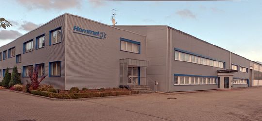 Die Hommel Maschinentechnik ist jetzt nicht nur der Ansprechpartner für Gebrauchtmaschinen, sondern vertreibt auch die CNC-Maschinen von Hwacheon in Deutschland. (Bild: Hommel/Hennecke) Die Hommel Maschinentechnik ist jetzt nicht nur der Ansprechpartner für Gebrauchtmaschinen, sondern vertreibt auch die CNC-Maschinen von Hwacheon in Deutschland. (Bild: Hommel/Hennecke)