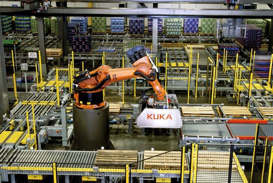 Bild 1: Die Roboteranlage ermöglicht das versandfertige Kommissionieren von Paletten mit unterschiedlichen Produkten. (Bild: Kuka Systems) Bild 1: Die Roboteranlage ermöglicht das versandfertige Kommissionieren von Paletten mit unterschiedlichen Produkten. (Bild: Kuka Systems)