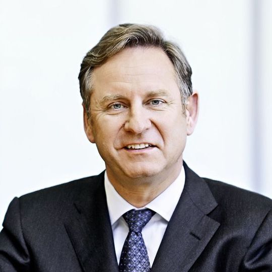 Zurück zu den Wurzeln: Hartmut Ostrowski berät den Logistikdienstleister Kraftverkehr Nagel und knüpft damit an seine Logistikzeit bei Arvato an. (Bild: Bertelsmann) Zurück zu den Wurzeln: Hartmut Ostrowski berät den Logistikdienstleister Kraftverkehr Nagel und knüpft damit an seine Logistikzeit bei Arvato an. (Bild: Bertelsmann)