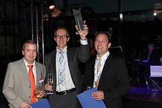 Die stolzen Gewinner des AVK-Innovationspreises 2011: V.l.n.r.Peter Hilzendegen, DSM Composite Resins; Matthias Graf, Dieffenbacher GMBH; Tobias Potyra , Fraunhofer ICT. (Bild: Dieffenbacher)