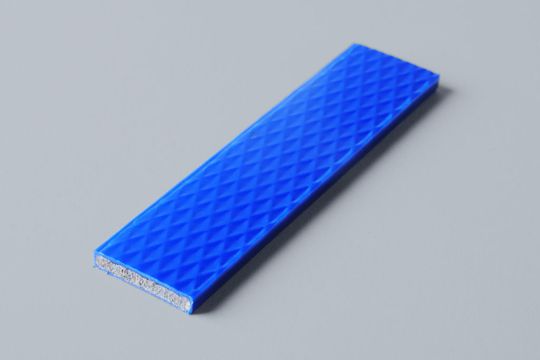 Faserverbundprofil, ummantelt mit Polypropylen und einer eingeprägten Design-Struktur. (Bild: Faigle)