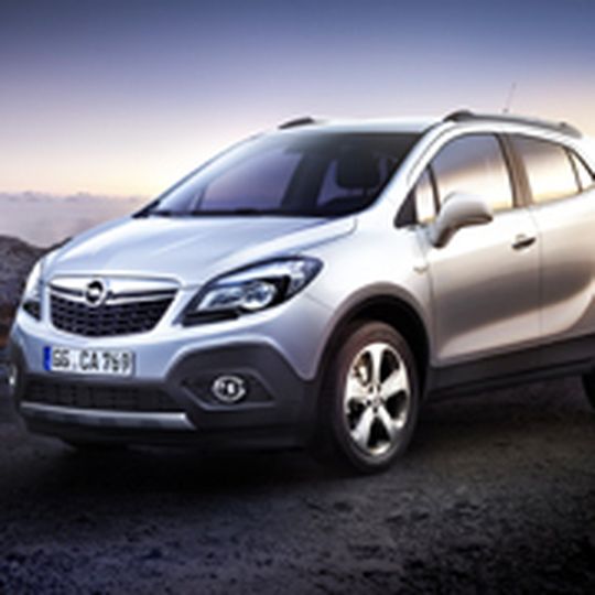 Klein, heiß und auch mal schwarz: Mit dem Opel Mokka besetzt Ende 2012 erstmals auch das Modell einer deutschen Marke die neue Nische der Mini-SUV. Klein, heiß und auch mal schwarz: Mit dem Opel Mokka besetzt Ende 2012 erstmals auch das Modell einer deutschen Marke die neue Nische der Mini-SUV.