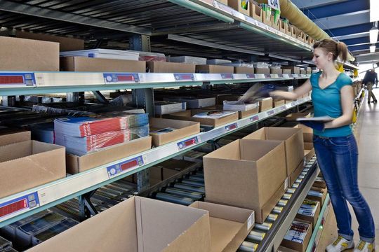 Im Ulmer Logistikzentrum von Mair Dumont wird schrittweise auf eine Pick-by-Light-Kommissionieranlage von KBS Industrieelektronik umgerüstet. (Bild: KBS Industrieelektronik) Im Ulmer Logistikzentrum von Mair Dumont wird schrittweise auf eine Pick-by-Light-Kommissionieranlage von KBS Industrieelektronik umgerüstet. (Bild: KBS Industrieelektronik)