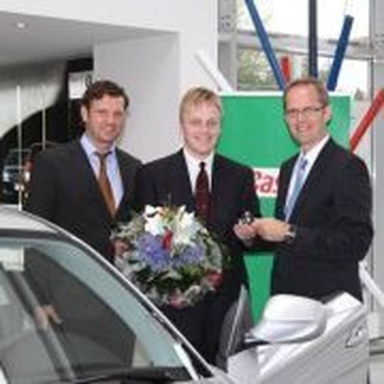 Gewann dank „Castrol Edge and Fans“ einen BMW 118D: Marcel Nissyt (mi.). Gewann dank „Castrol Edge and Fans“ einen BMW 118D: Marcel Nissyt (mi.).