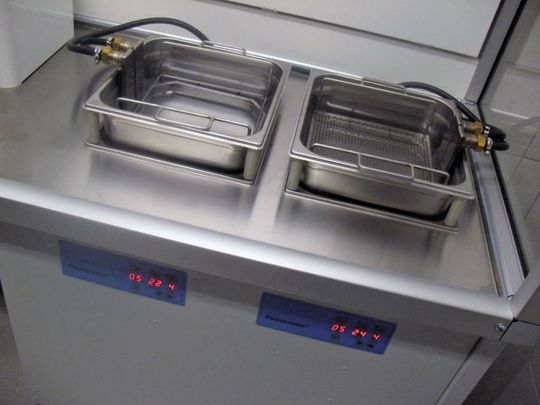 Sonderarbeitsplatte mit Spezialbecken zur Ultraschallreinigung (Asecos) Sonderarbeitsplatte mit Spezialbecken zur Ultraschallreinigung (Asecos)