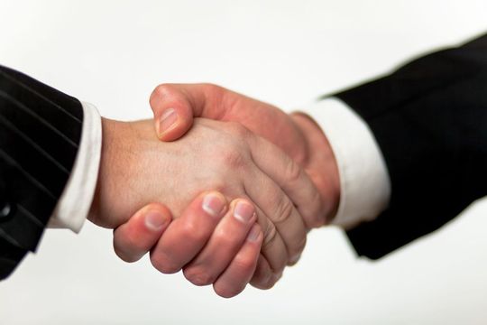 Forbo hat mit H.B. Fuller Company einen Vertrag über den Verkauf der Aktivität Industrieklebstoffe, inklusive Synthetische Polymere, des Geschäftsbereichs Bonding Systems unterzeichnet. (Bild: pixelio.de/Alexander Klaus) Forbo hat mit H.B. Fuller Company einen Vertrag über den Verkauf der Aktivität Industrieklebstoffe, inklusive Synthetische Polymere, des Geschäftsbereichs Bonding Systems unterzeichnet. (Bild: pixelio.de/Alexander Klaus)