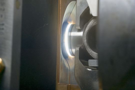 Beim Magnetarc-Prozess zündet der Schweißstrom den Lichtbogen mithilfe des Schutzgases. (Bild: Kuka Systems) Beim Magnetarc-Prozess zündet der Schweißstrom den Lichtbogen mithilfe des Schutzgases. (Bild: Kuka Systems)