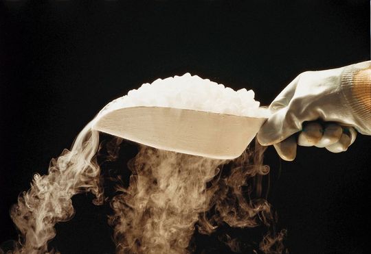 Mit Trockeneis lassen sich wärmeempfindliche Produkte auf dem Transportweg auf die geforderte Temperatur kühlen. (Bild: Air Liquide) Mit Trockeneis lassen sich wärmeempfindliche Produkte auf dem Transportweg auf die geforderte Temperatur kühlen. (Bild: Air Liquide)