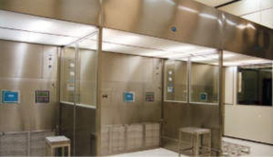 Reine Wiegekabinen von PTA sorgen für einen optimalen Personen- und Produktschutz. (Pharma-Technischer Apparatebau)