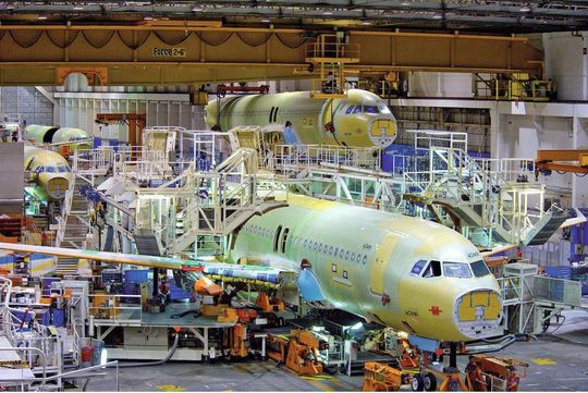 Der Flugzeugbauer Airbus macht sich vor allem um seine kleinen Zulieferer Sorgen. Streikt ein wichtiges Unternehmen, kann die Produktion der Jets stillstehen. (Bild: Airbus/P. Masdet) Der Flugzeugbauer Airbus macht sich vor allem um seine kleinen Zulieferer Sorgen. Streikt ein wichtiges Unternehmen, kann die Produktion der Jets stillstehen. (Bild: Airbus/P. Masdet)